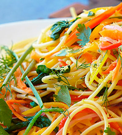 Pasta sin Gluten con Verduras en Aderezo de Miel y Limón Pasta sin Gluten con Verduras en Aderezo de Miel y Limón